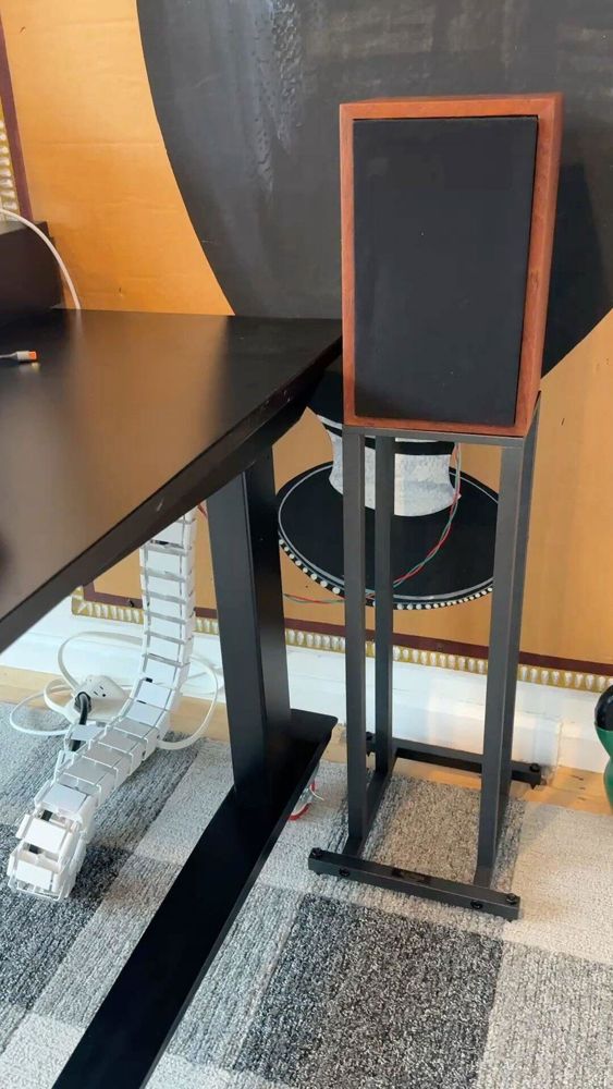 Customer photo: Linn Kan speakers on #354 solid steel stands