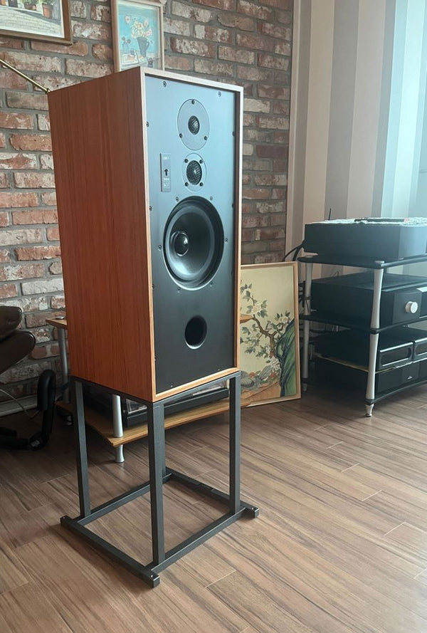 Customer photo: Graham LS8/1 speaker on custom solid steel stand